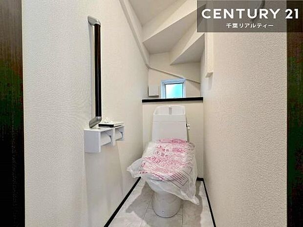 1・2階にトイレがございます！朝の忙しい時間帯も待たずにすみそうですね。白を基調とした清潔感のあるトイレでお手入れがしやすいです！