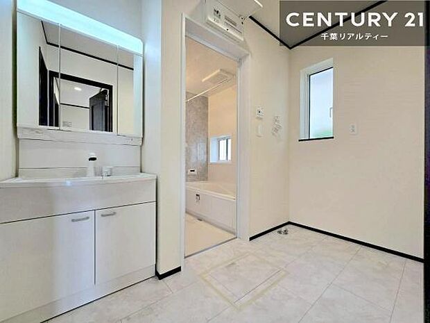 収納たっぷりの洗面室！日用品のストックやバスタオルがスッキリと収納できて取り出しやすい！水回りがスッキリ片付いて気持ちの良い空間！