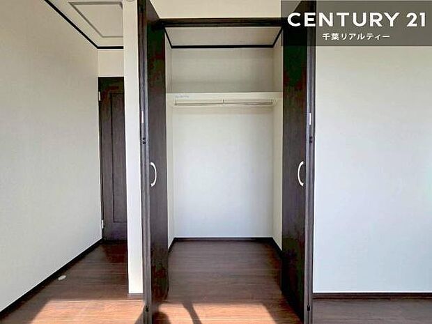 収納力に優れているからこそ、余計なモノを表に出さず、インテリアを美しくキープできます。シンプルで洗練された空間をお楽しみください。