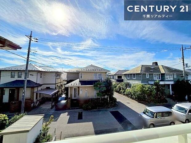 晴れた日には青い空を見渡せる開放的な時間を楽しめます。気持ちの良い風が通り抜ける街並みです！【現地見学会開催中】