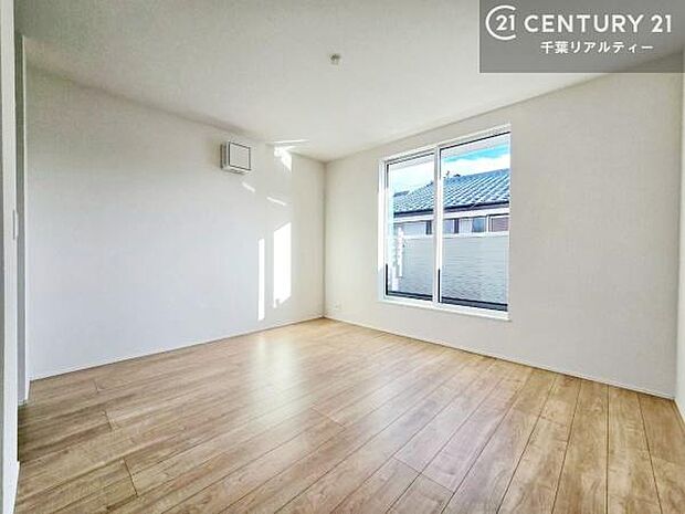 優しい光が差し込む洋室は、朝の目覚めも気持ちが良さそうですね。おうち時間もゆったりと過ごすことができます。優しい色合いのフローリングがどんな家具にもマッチします！