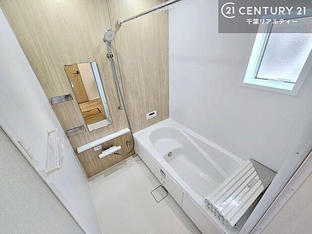 広々バスで一日の疲れをリフレッシュ。足が伸ばせるので、浴槽にもゆったりと浸かれますね！毎日のバスタイムが楽しみになります。