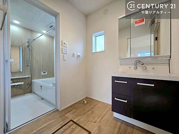 三面鏡仕様の洗面所は、身だしなみがしやすい造り！裏は収納になっています。ドライヤーやお化粧道具を片付けられるので洗面台周りをスッキリと見せることが出来ます！