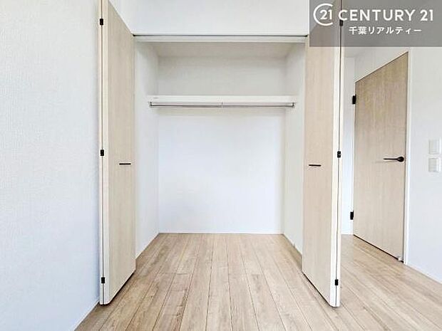 全居室に収納スペースを設け、衣類や季節物、趣味のアイテムまでしっかりと収まる設計。各部屋ごとに収納を確保することで、居住空間を広く使え、すっきりとした暮らしを実現します。