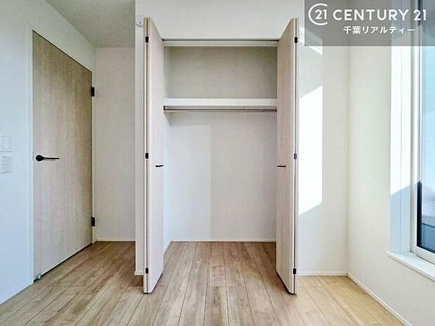 住空間をすっきり使うためには必須ポイントの収納スペースですよね。是非現地でご確認ください！