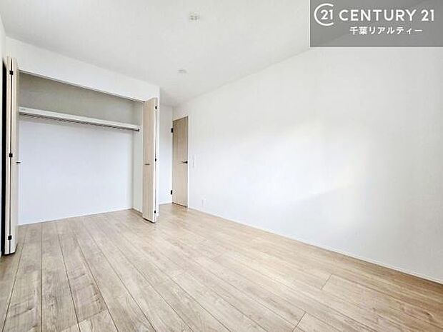 収納スペースがついています！居室をスッキリ整頓する事ができますね。家具を選ばないシンプルなデザインの為、家具を選ばずお気に入りの空間作りができそうですね。