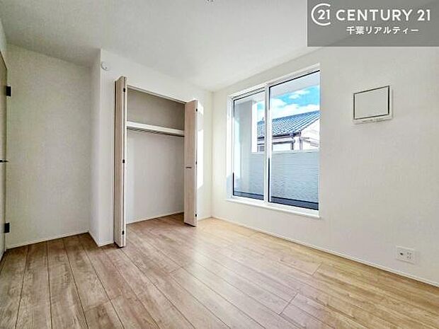 バルコニーに面している洋室です。明るく温もりがあり、換気もしっかりできます！朝起きて、外に出て背伸びをしつつ深呼吸をし良い朝を迎え入れることができます。