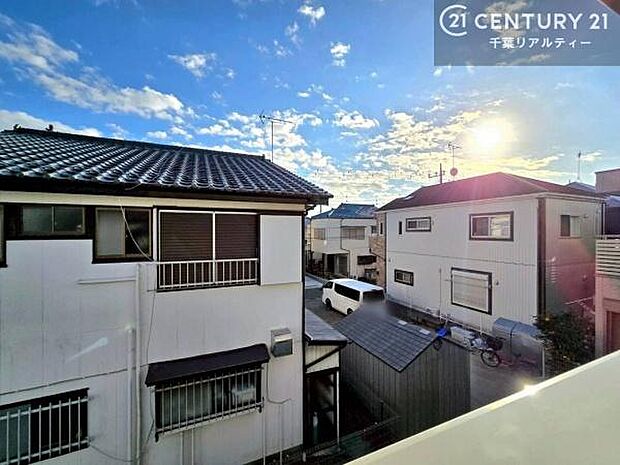 晴れた日には青い空を見渡せる開放的な時間を楽しめます。気持ちの良い風が通り抜ける街並みです！