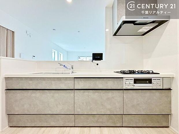 大人気の対面式システムキッチンを採用しています！ご家族のコミュニケーションが自然と増える設計です。お子様にも目が届くので嬉しいですね。広々使えて快適に作業が進みます。