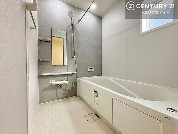 浴室には浴室乾燥機が完備されており、雨の日の洗濯や湿気対策も安心です。快適で清潔なバスタイムをサポートします。