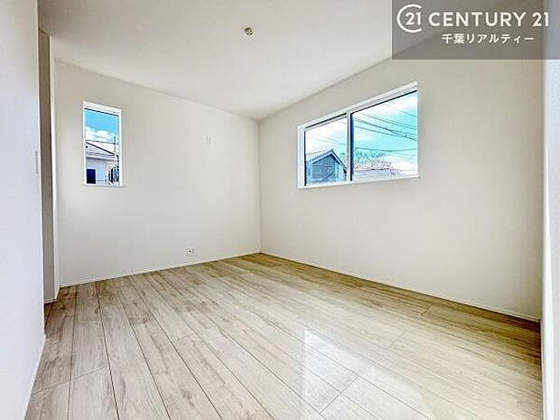 2面採光を確保した明るい室内は、風通しも良く、明るく大変居心地の良い空間となっております。リラックスして過ごせる心地の良いお部屋です！朝の目覚めがスッキリしますね！