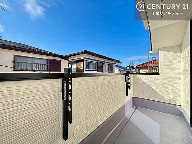 晴れた日には青い空を見渡せる開放的な時間を楽しめます。気持ちの良い風が通り抜ける街並みです！