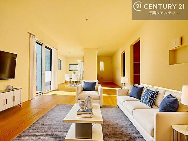 家具はCGパースです。優しい陽だまりがリビングを包んでくれて居心地の良い空間を演出してくれます！自然と家族が集い会話が増える心地よい空間！