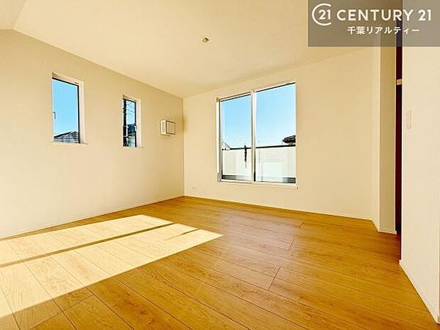 バルコニーに面している洋室です。明るく温もりがあり、換気もしっかりできます！朝起きて、外に出て背伸びをしつつ深呼吸をし良い朝を迎え入れることができます。