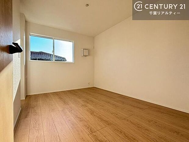 掃き出し窓がないお部屋は、お子様のお部屋としても安心です！収納スペースも充実しているので散らかったお部屋をサッと片付けられます！