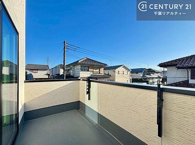 落ち着きある住宅街です！周囲には高い建物がなく、空が広く開放感があり、陽当たりを大きく遮られることもありません！気持ちの良い風が通り抜ける街並みです！