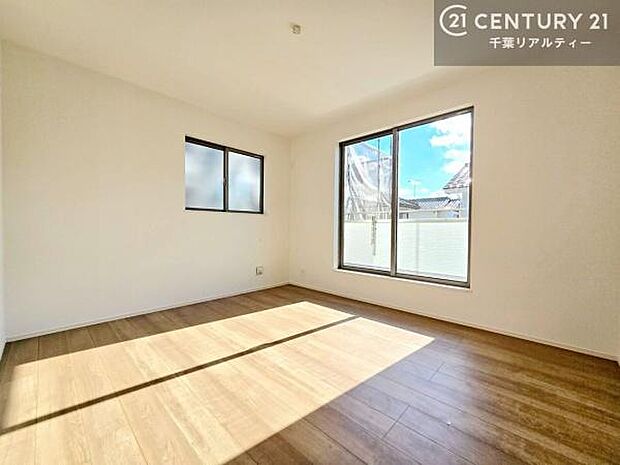 全居室が南向き！こちらはバルコニーに面した洋室で、光に包まれる心地よい住空間。朝日を感じながら一日のスタートを切れ、休日はのんびり陽だまりに癒される、家族みんなにうれしい明るさです。