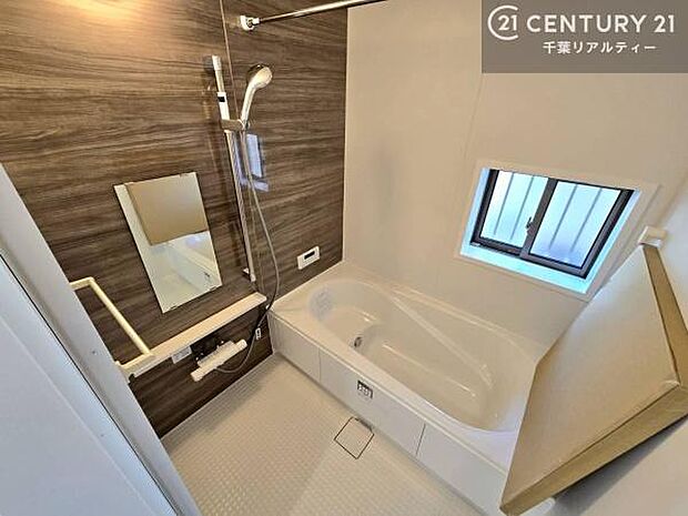 落ち着きある大人の雰囲気のバスルームは、シックなデザインでバスタイムが充実！お仕事頑張っているご褒美にお好みの匂いの入浴剤を入れて、楽しんでみてはいかがでしょうか？