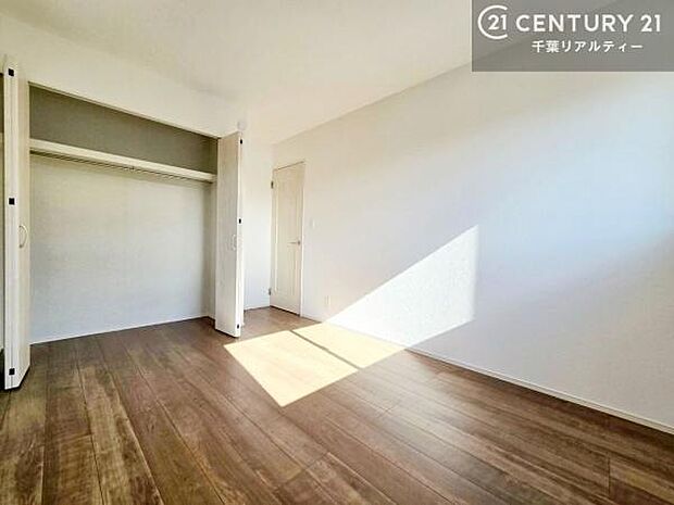 収納スペースがついています！居室をスッキリ整頓する事ができますね。家具を選ばないシンプルなデザインの為、家具を選ばずお気に入りの空間作りができそうですね。