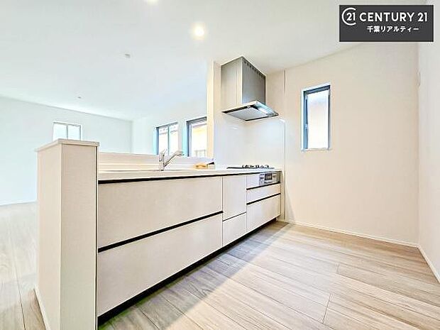 ゆとりある調理スペースで作業がしやすい快適なキッチンです！お子様と一緒にお菓子造りも楽しめる広々スペースです。楽しい調理時間になりそうですね！