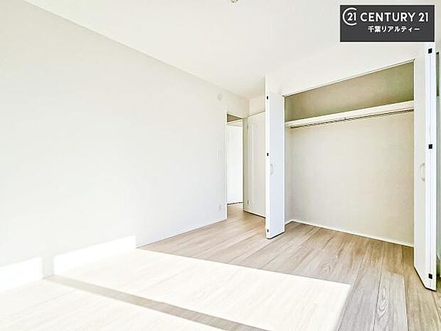 収納スペースを完備しており、衣類やおもちゃ、学用品などをすっきり整理できます。お部屋を広く使えるため、快適で整った住空間を実現します。