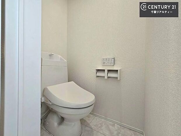 1・2階にトイレがございます！朝の忙しい時間帯も待たずにすみそうですね。白を基調とした清潔感のあるトイレでお手入れがしやすいです！