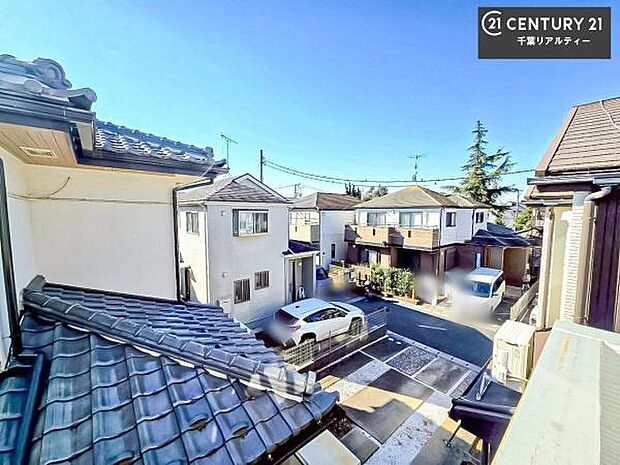 晴れた日には青い空を見渡せる開放的な時間を楽しめます。気持ちの良い風が通り抜ける街並みです！