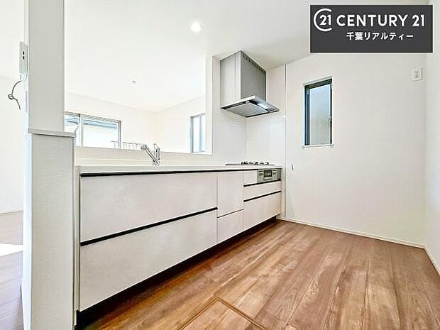 作業がしやすいシステムキッチンです！収納がたくさん付いているので、調理スペースに物を置かなくて済むので、広々使えて、快適に作業ができます！