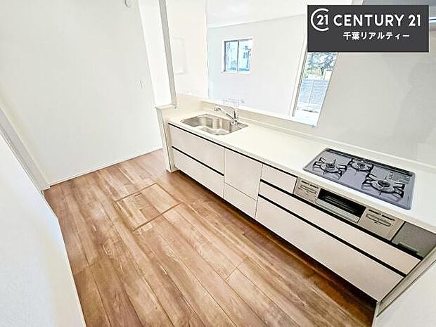 ゆとりある調理スペースで作業がしやすい快適なキッチンです！お子様と一緒にお菓子造りも楽しめる広々スペースです。楽しい調理時間になりそうですね！