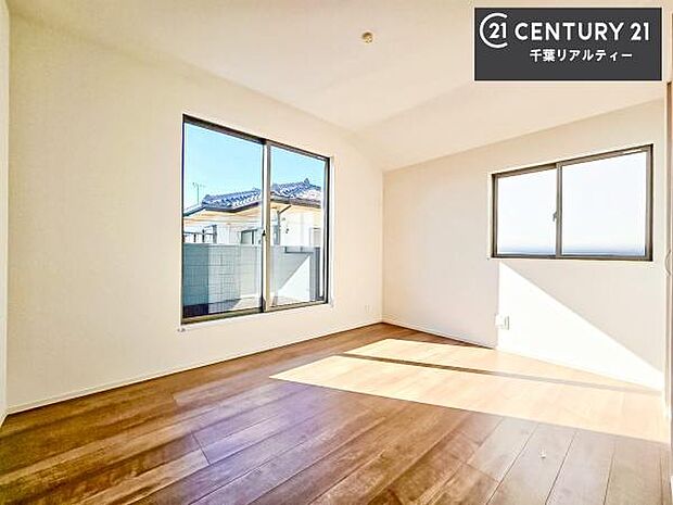 優しい光が差し込む洋室は、朝の目覚めも気持ちが良さそうですね。おうち時間もゆったりと過ごすことができます。