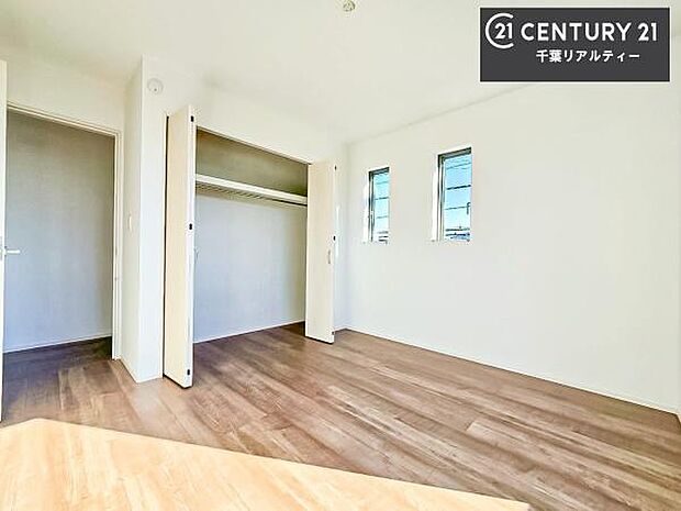 収納スペースを完備しており、衣類やおもちゃ、学用品などをすっきり整理できます。お部屋を広く使えるため、快適で整った住空間を実現します。