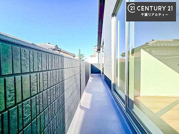 広々としたバルコニーで一日の始まりをスタート！お洗濯ものをたっぷり気持ちよく干せます！