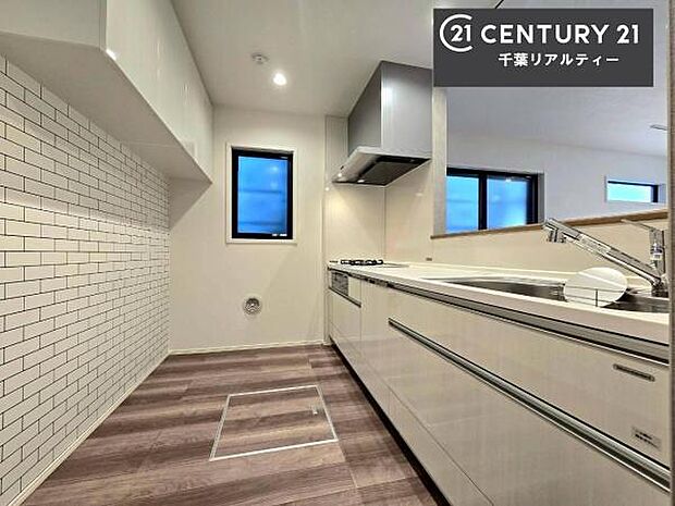 ゆとりある調理スペースで作業がしやすい快適なキッチンです！お子様と一緒にお菓子造りも楽しめる広々スペースです。楽しい調理時間になりそうですね！