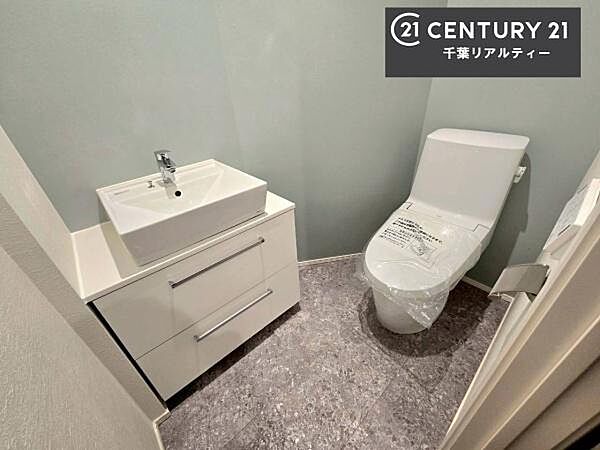 トイレ内には、手洗いスペースが付いています！扉を触る前に手が洗えるので衛生的ですね！