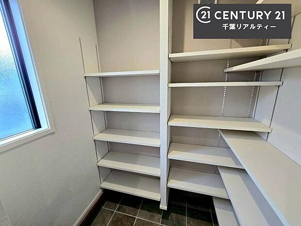 シューズインクローク付き！玄関収納が充実しています！靴だけでなくベビーカーや折り畳み自転車の収納にも！玄関周りがスッキリと片付きますね！