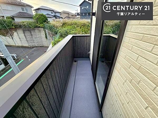 広々としているバルコニーです！お洗濯物を干すのはもちろん風に当たりながらくつろぎタイムが送れます！