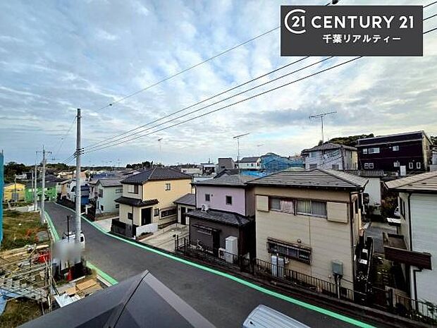 落ち着きある住宅街です！周囲には高い建物がなく、空が広く開放感があり、陽当たりを大きく遮られることもありません！気持ちの良い風が通り抜ける街並みです！