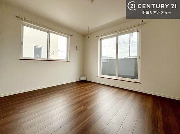 大きな窓からたっぷり光が入り、朝の目覚めも快適な明るさ。程よい開放感がありつつも落ち着いた雰囲気で、ゆったりとした睡眠空間として寝室に最適です。