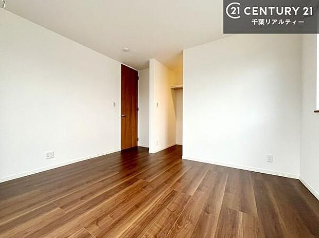 収納力のある洋室です。お部屋もすっきり広々と使えて気持ちが良いです！キレイな明るいお部屋で過ごすのは、更にのんびりゆっくりできますね！