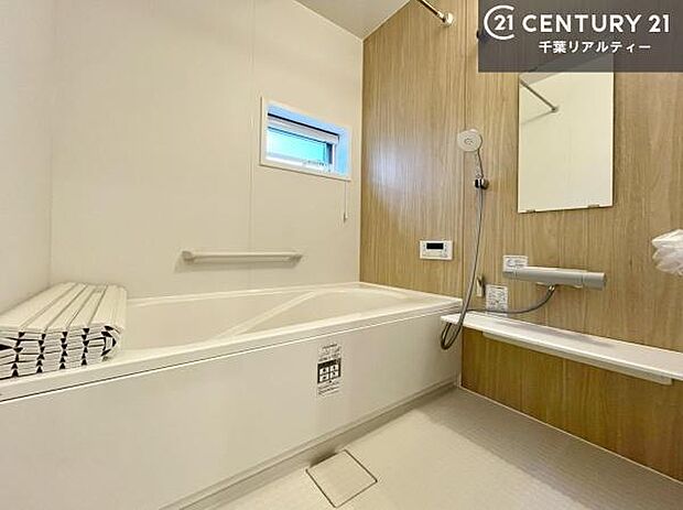 ラグジュアリー感のある浴室で一日の疲れも吹っ飛びます！！浴室乾燥機もついているので雨の日のお洗濯も安心ですね！