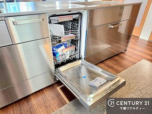 食洗機付き！忙しい時や冬場は手荒れ防止として大活躍します！ビルトイン仕様なので、場所も取らず調理スペースも広く使えて手際よく作業が出来ます！