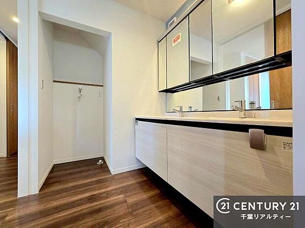 玄関からスムーズに手を洗うことができるのでとっても衛生的！そのままキッチンにも移動できるらくらく導線です！