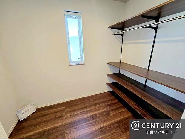 収納だけでなく、書斎や趣味スペースとしても活用できるストレージルーム付き！暮らしの変化に対応する、柔軟性のある空間です