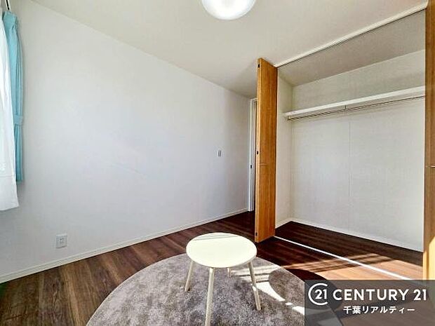 収納スペースがついています！居室をスッキリ整頓する事ができますね。家具を選ばないシンプルなデザインの為、家具を選ばずお気に入りの空間作りができそうですね。【現地見学会開催中】