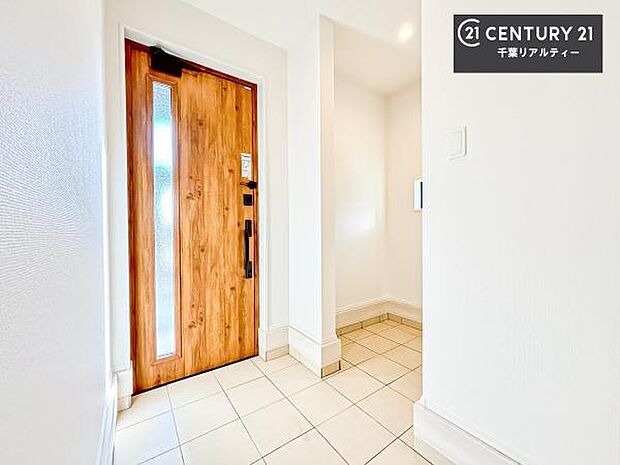 シューズボックス付きなので、玄関が片付きお掃除がしやすいです！スッキリした玄関で戸を開けた瞬間、清潔感のある心地いい空間が出迎えてくれます。