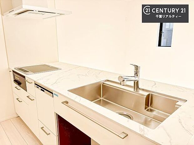 ワイドなシンクですね！水が跳ねにくく洗物がしやすい家事が楽々仕様のシステムキッチンです！デザイン性と機能性を兼ねたキッチンで清潔感がありますね！