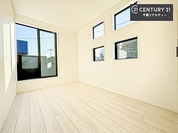 陽がたっぷりと差し込む四つ窓仕様！明るく温もり感じる居心地よい空間でプライベート時間が充実！