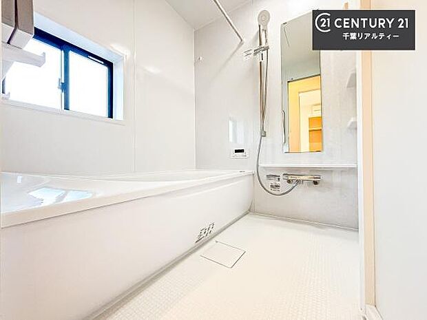 広々バスで一日の疲れをリフレッシュ。足が伸ばせるので、浴槽にもゆったりと浸かれますね！毎日のバスタイムが楽しみになります。