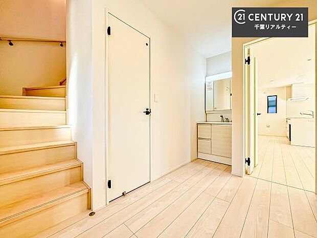 三面鏡仕様の洗面所は、身だしなみがしやすい造り！裏は収納になっています。ドライヤーやお化粧道具を片付けられるので洗面台周りをスッキリと見せることが出来ます！