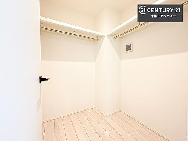 ウォークインクローゼット付きです。たくさんのお洋服などを収納しておけそうですね！他にも扇風機や加湿器など季節物の大きな家電も収納できます。